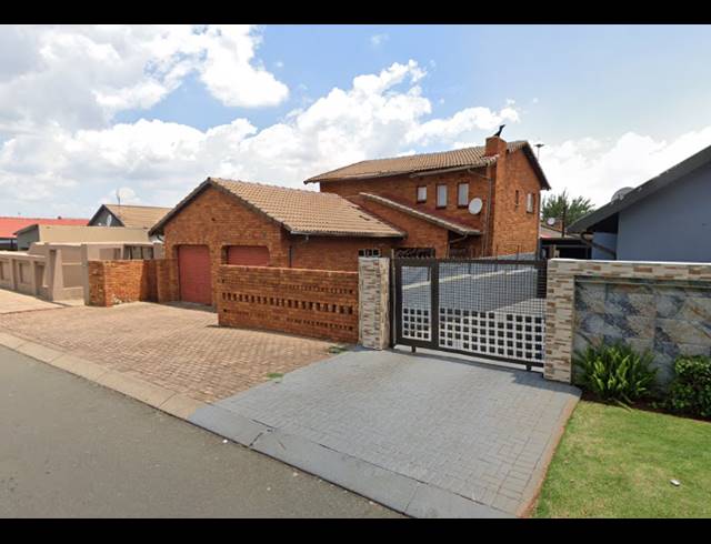 4 BEDROOM HOUSE FOR SALE IN PROTEA NORTH
